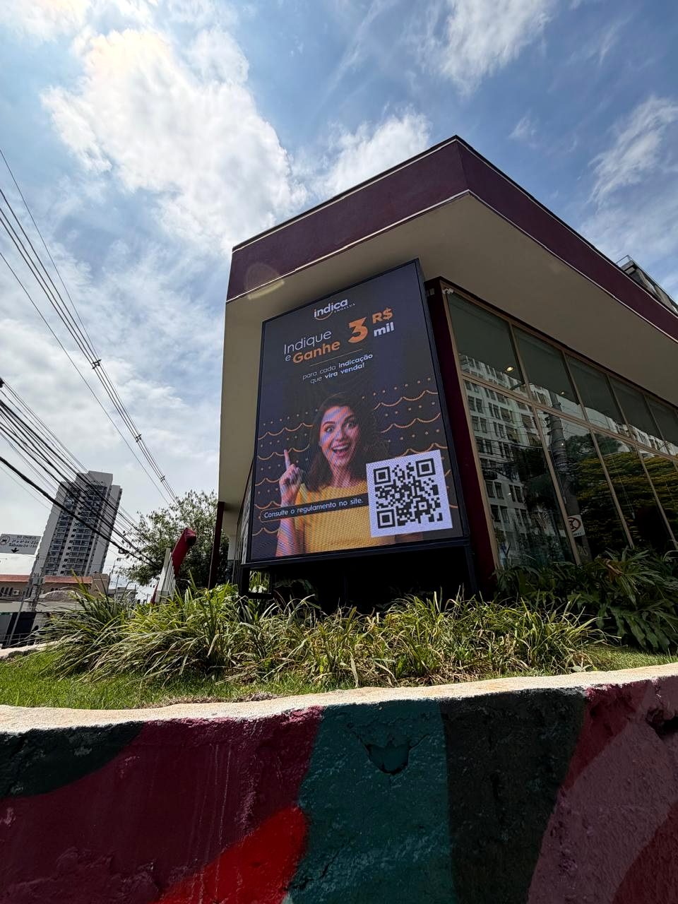 Painel LAB7 em fachada comercial